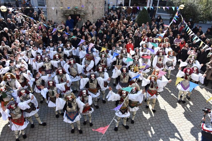 «Βούλιαξε» η Νάουσα στην κορύφωση της Αποκριάς 2026